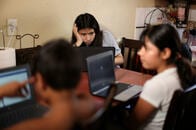 迷走するアメリカのコロナ対策　登校再開をめぐって分裂する世論