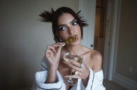 【画像】エミリー・ラタコウスキーに「見飽きた」「服を着たら？」と冷ややかな声