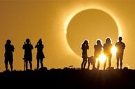 100年以上ぶりにスペインで皆既日食が観測される…その様子を捉えた動画にネット民興奮