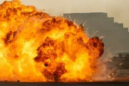 サウジ最大の製油所にミサイル攻撃か…フーシ派が「命中・大規模火災」を主張、緊迫の映像
