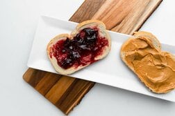 超加工食品、栄養価が同じでも体と脳の反応に違い　新研究