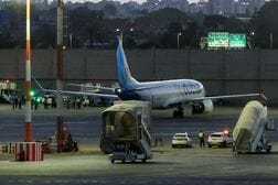フライドバイ機長、刺され出血もドア開錠　乗客ら174人救う
