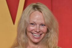 「古いカーテンのよう…」パメラ・アンダーソン、3年ぶりのメイク姿披露も「衣装」にネット騒然