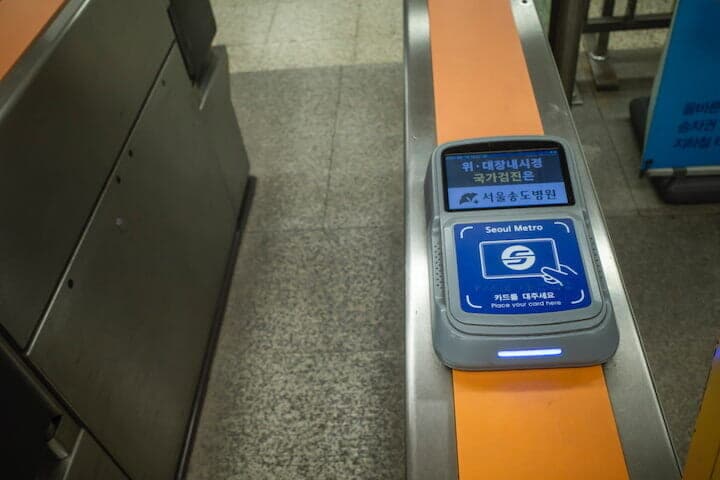 ソウル市内の地下鉄改札にあるT-Moneyの読み取り装置