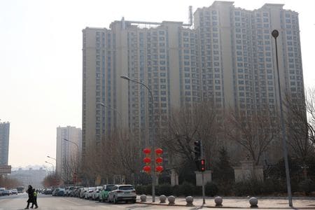 　３月１８日、中国国家統計局が１８日発表した１─２月の不動産投資は前年同期比９．０％減少した。マイナス幅は２０２３年１２月の２４．０％から縮小した。写真は北京の集合住宅。１月撮影（２０２４　ロイター／Florence Lo）