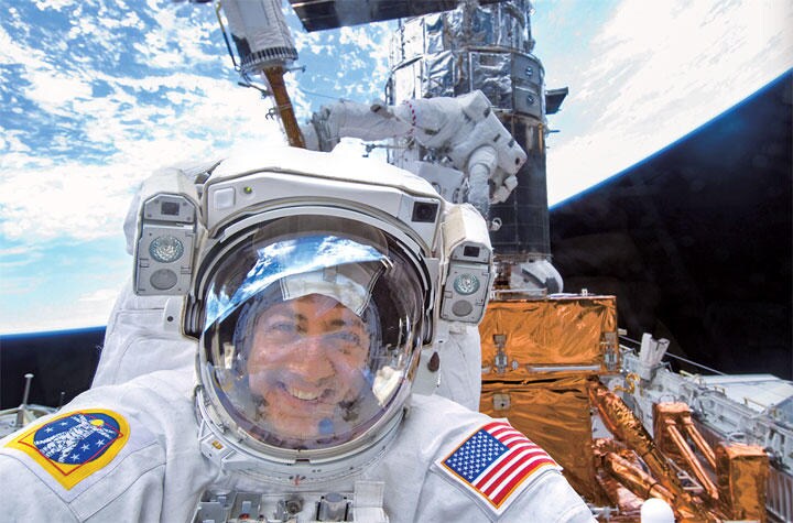 宇宙遊泳中のマッシミーノ　JSC/NASA