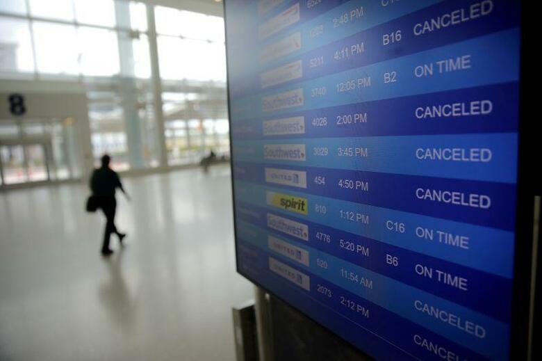 5月1日、米航空大手3社が、5月から国内線で旅客に顔を覆うことを義務付けると表明した。新型コロナウイルス感染拡大防止策とともに、利用に消極的になっている旅客の利用を呼び戻す意図もあるとみられている。写真はルイジアナ州で4月撮影（2020年　ロイター／Carlos Barria）