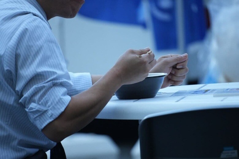 単身男性は食生活が乱れやすく、好きな食べ物ばかりたべる固食にもなりがち　photo-ac