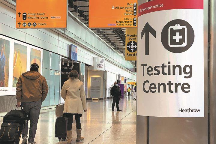 英政府は南アからの渡航制限に踏み切った（ロンドンのヒースロー空港）　TOBY MELVILLEｰREUTERS