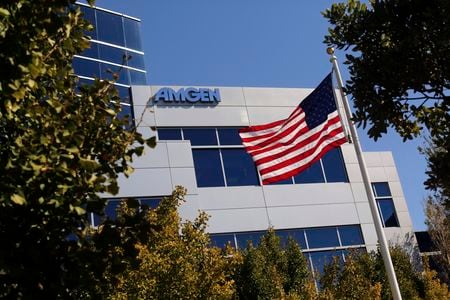 １２月１２日、 ブルームバーグニュースは、米バイオ医薬品会社アムジェンが希少疾患用バイオ医薬品メーカーのホライゾン・セラピューティクスを買収する見通しだと伝えた。サンフランシスコのアムジェん社屋で２０１３年１０月撮影（２０２２年　ロイター/Robert Galbraith）