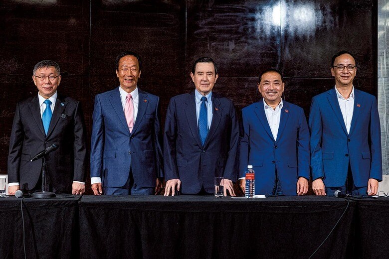 台湾の総統選で親中派の候補一本化は土壇場で頓挫した。左から民衆党候補の柯文哲、無所属の郭台銘、国民党長老の馬英久、国民党候補の侯友宜。右端は国民党の朱立倫主席　ANNABELLE CHIH/GETTY IMAGES