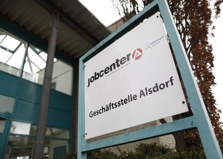 　ドイツ連邦雇用庁が２９日発表した７月の失業者数（季節調整後）は、前月比４万８０００人増の２４６万３０００人と、予想を上回った。写真はアーヘン近郊の雇用関連施設で２０１５年１１月撮影（２０２２年　ロイター／Ina Fassbender）