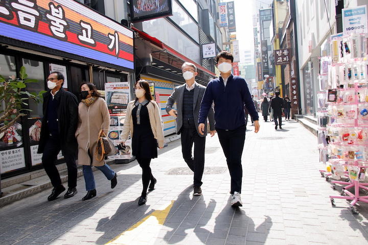 新型コロナ新規感染者が急増する韓国...... REUTERS/Heo Ran