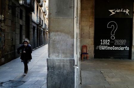 スペインのサンチェス首相は２５日、新型コロナウイルス対策の一環で、クリスマスの集まりを最大６人に制限する措置を検討していると明らかにした。バルセロナで２３日撮影（２０２０年　ロイター/NACHO DOCE）