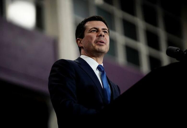 11月の米大統領選に向けた民主党の候補指名争いで、ブティジェッジ前インディアナ州サウスベンド市長が撤退を準備していることが、陣営関係者の話で明らかになった。2月29日、ノースカロライナ州で撮影（2020年　ロイター/Eric Thayer）