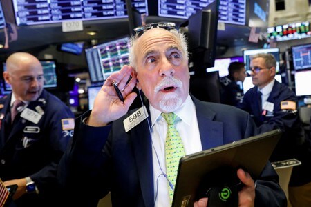 　１８日、米国株式市場は下落して終了した。企業決算はおおむね好調だったものの、中国の経済成長が鈍化したことに加え、ジョンソン・エンド・ジョンソン（Ｊ＆Ｊ）<JNJ.N>とボーイング<BA.N>を巡るマイナスのニュースが出てきたことでリスク選好度が後退した。写真はニューヨーク証券取引所。１０月１８日撮影（２０１９年　ロイター/Brendan McDermid）