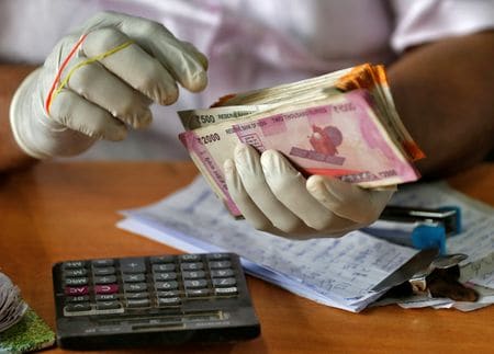 　６月２３日、インド政府は今年度の財政赤字を従来予想の水準まで削減することはできないが、財政の大幅な悪化を防ぐため昨年と同水準に抑えることを目指すと、政府筋が明らかにした。写真は印コーチで２０２０年３月撮影（２０２２年　ロイター/Sivaram ）