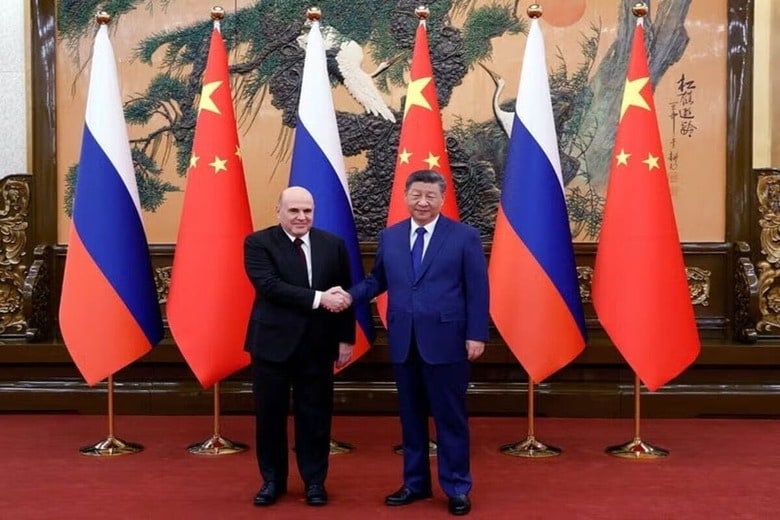 １１月４日、中国の習近平国家主席（写真右）は、ロシアのミシュスチン首相（同右）と北京で会談し、関係の強化、相互投資の拡大、エネルギーなどの分野で協力する方針を示した。北京で４日撮影。スプートニク提供写真（２０２５年　ロイター／Dmitry Astakhov）