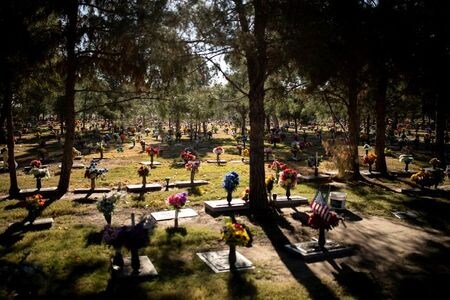 世界保健機関（ＷＨＯ）の米州事務局、汎米保健機構（ＰＡＨＯ）のエティエンヌ事務局長は２日、米州における１１月の新型コロナウイルス感染症による死者が前月末から約３０％増加したと明らかにした。写真はテキサス州で１１月２５日撮影（２０２０年　ロイター/Ivan Pierre Aguirre）