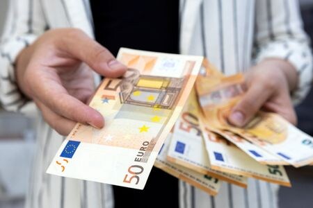 ７月２２日、Ｓ＆Ｐグローバルが発表した７月のユーロ圏総合購買担当者景気指数（ＰＭＩ）速報値は予想に反して好不況の分かれ目となる５０を下回った。写真はユーロ紙幣。５月撮影（２０２２年　ロイター/Dado Ruvic）