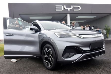 　７月１４日、中国の電気自動車（ＥＶ）大手、比亜迪（ＢＹＤ）はインドでＥＶとバッテリーを生産する計画を規制当局に提出した。写真は英ファンボローで４月２８日撮影（２０２３年　ロイター/Nick Carey）
