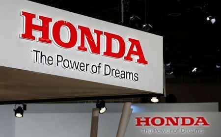 　２月７日、ホンダの倉石誠司副社長は、中国・湖北省武漢市にある完成車工場について、１７日の週にはすべてのラインで生産を再開できるようにしたいとの考えを明らかにした。写真は同社のロゴ。２０１７年１０月、都内で撮影（２０２０年　ロイター／Toru Hanai）