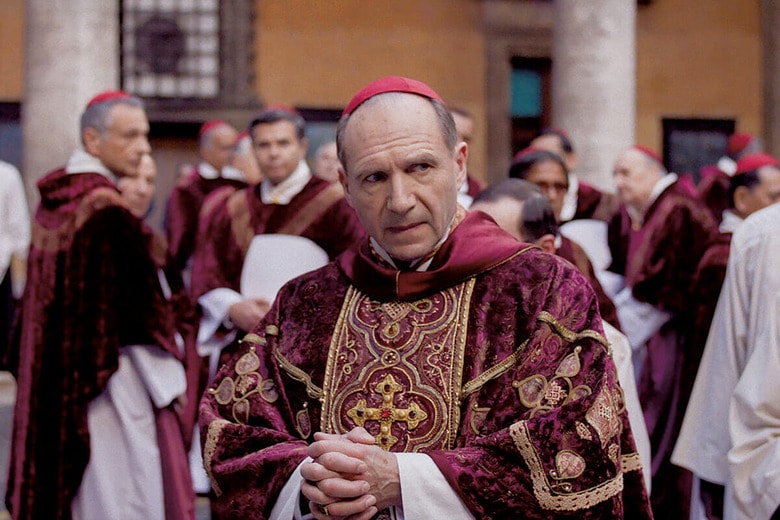 選挙を取り仕切るローレンス役のレイフ・ファインズほか実力派が集結　©2024 CONCLAVE DISTRIBUTION, LLC.