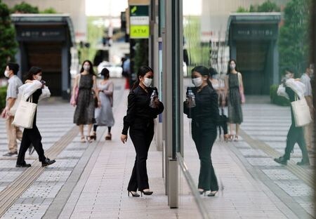 　９月８日、内閣府が発表した８月の景気ウオッチャー調査で、景気の現状判断ＤＩは３４．７となり、前月比１３．７ポイント低下した。写真は都内で８月撮影（２０２１年　ロイター／Kim Kyung-Hoon）