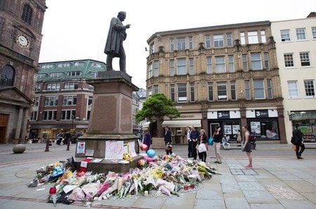 　４月２４日、英マンチェスターのコンサート会場で２２人が死亡した自爆攻撃で、警察当局は事件に関与した容疑で男３人を逮捕したと発表した。写真は事件の犠牲者に捧げられた花束。マンチェスターで撮影（２０１７年　ロイター/Jon Super）