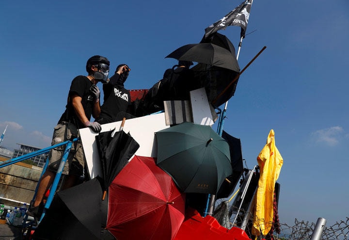 香港中文大学で警察の突入に備える反政府デモ隊（11月13日）　Thomas Peter-REUTERS