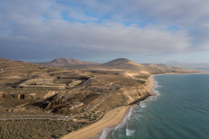 スペイン領カナリア諸島に属するフエルテベントゥラ島沿岸の大規模開発プロジェクトを空から撮影。ホテルや介護施設などが建設される予定だったが、自然公園を保護するため開発中止の司法判断が下った