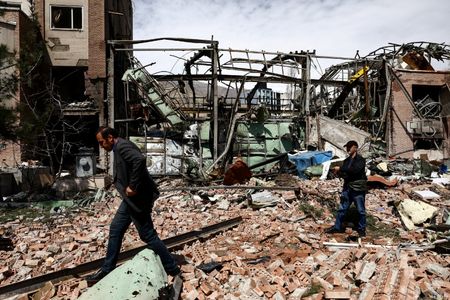 4月4日、攻撃を受けたイラン・テヘランのシャヒードベヘシュティ大学の被害を確かめる人々。Majid Asgaripour/WANA (West Asia News Agency) via REUTERS
