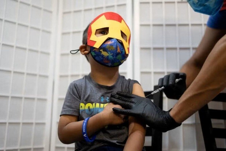 ６月２７日、米疾病対策センター（ＣＤＣ）は、２０２４─２５年の予防接種キャンペーンで、最新の新型コロナウイルスワクチンを生後６カ月以上の人に、以前の予防接種の有無に関係なく接種するよう推奨した。ペンシルバニア州シュウェンクスビルで２０２２年撮影（２０２４年　ロイター/Hannah Beier）