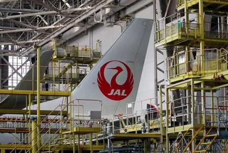 ８月３日、日本航空（ＪＡＬ）が発表した２０２０年４―６月期連結決算（国際会計基準）は、純損益が９３７億円の赤字（前年同期は１２９億円の黒字）に転落した。写真は２０１７年４月、羽田空港のハンガーで撮影（２０２０年　ロイター/Toru Hanai）