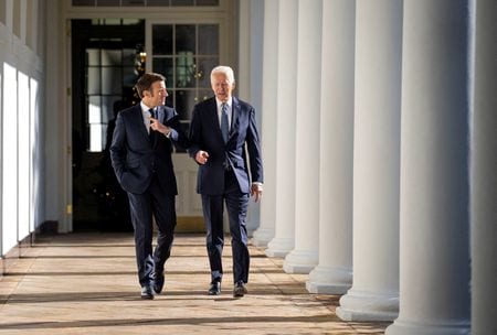 　１２月１日、バイデン米大統領とマクロン仏大統領は、米ホワイトハウスで会談した。代表撮影（２０２２年　ロイター）