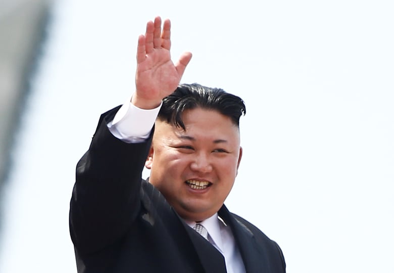 金正恩委員長（写真は2017年4月15日、「太陽節」パレード閲兵時） Damir Sagolj-REUTERS