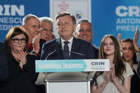 ルーマニアで４日実施されたやり直しの大統領選第１回投票で、極右野党の欧州懐疑派シミオン候補が４１％の得票率で首位となった。写真はアントネスク候補。４日撮影（２０２５年　ロイター/Andreea Campeanu）