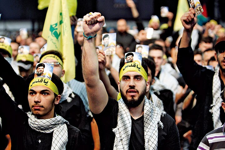 ベイルートの集会でナスララに忠誠を誓うヒズボラの支持者（17年6月）　Aziz Taher-REUTERS
