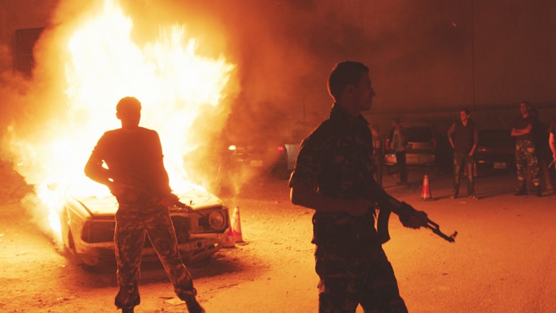 ガザの通りで繰り広げられるハマス政府とマフィアの戦闘＝『ガザの美容室』より（UPLINK提供）