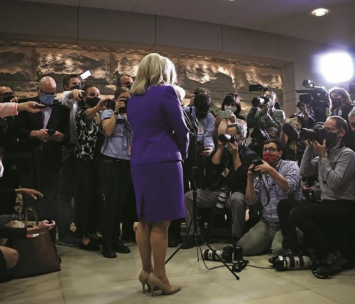 下院議員総会議長を解任された後、メディアの取材に応じるチェイニー　Kevin Dietsch/Getty Images