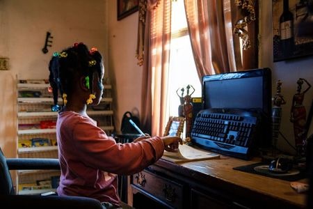 　米国内の学校では、成績や試験の点数は、休校措置がとられた後に各地で目に見えて低下している。写真はオンライン授業を受けるリリアナさん。ケンタッキー州ルイビルで２月撮影（２０２１年　ロイター／Amira Karaoud）