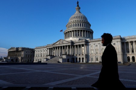 　２月８日、米政府機関の閉鎖回避に必要なつなぎ予算が９日午前０時に失効した。連邦予算の引き上げに反対するランド・ポール上院議員（共和党）が強硬に反対し、予算案を巡る採決を阻止したためだ。写真は米国会議事堂。ワシントンで撮影（２０１８年　ロイター／LEAH MILLIS）