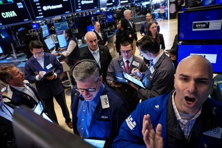 米国株式市場はＳ＆Ｐ総合５００種とナスダック総合がともに１％超上昇し、終値ベースの過去最高値を更新して取引を終えた。（２０２４年　ロイター/Brendan McDermid）