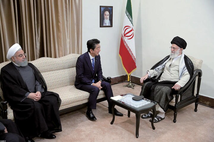 イランの最高指導者ハメネイ師（右）、ロウハニ大統領と会談する安倍　OFFICIAL KHAMENEI WEBSITE-REUTERS