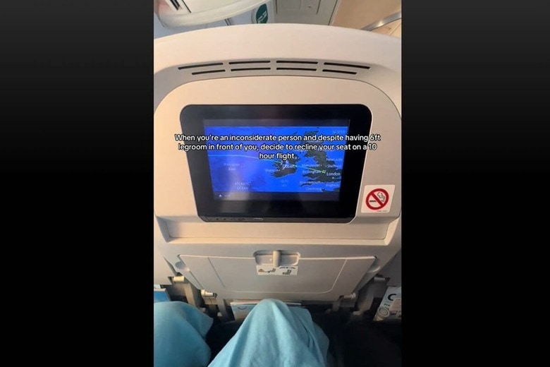 飛行機内の客の行為に怒る女性