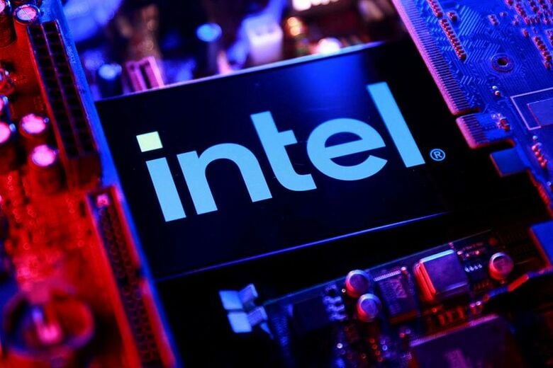 米インテルのロゴとコンピューターのマザーボード。2025年8月25日撮影。REUTERS/Dado Ruvic