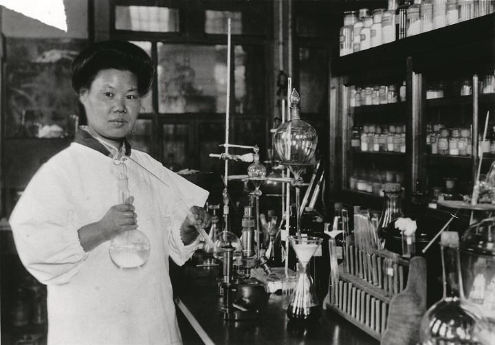 緑茶の研究に奮闘した辻村（1930年、東京）　MEIIISHOWA/AFLO