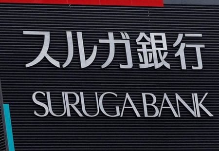 　５月１８日、クレディセゾンと経営再建中のスルガ銀行は資本業務提携を締結し、スルガ銀は第三者割当による自己株式の処分を行う。写真はスルガ銀行のロゴ。２０１８年１１月、都内で撮影（２０２３年　ロイター／Toru Hanai）