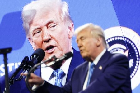 トランプ米大統領は政府の審査に基づき、早ければ来週にもアフガニスタンとパキスタンからの米国への入国を禁止する可能性がある。写真は米フロリダ州で２月撮影。（2025年 ロイター/Kevin Lamarque）