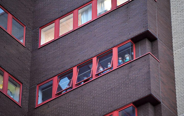 BLM運動には一部の医療従事者からも応援の声が上がった（英ロンドンの聖メアリー病院）　DYLAN MARTINEZ-REUTERS